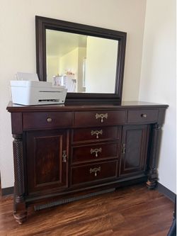 Large Hutch w/ mirror