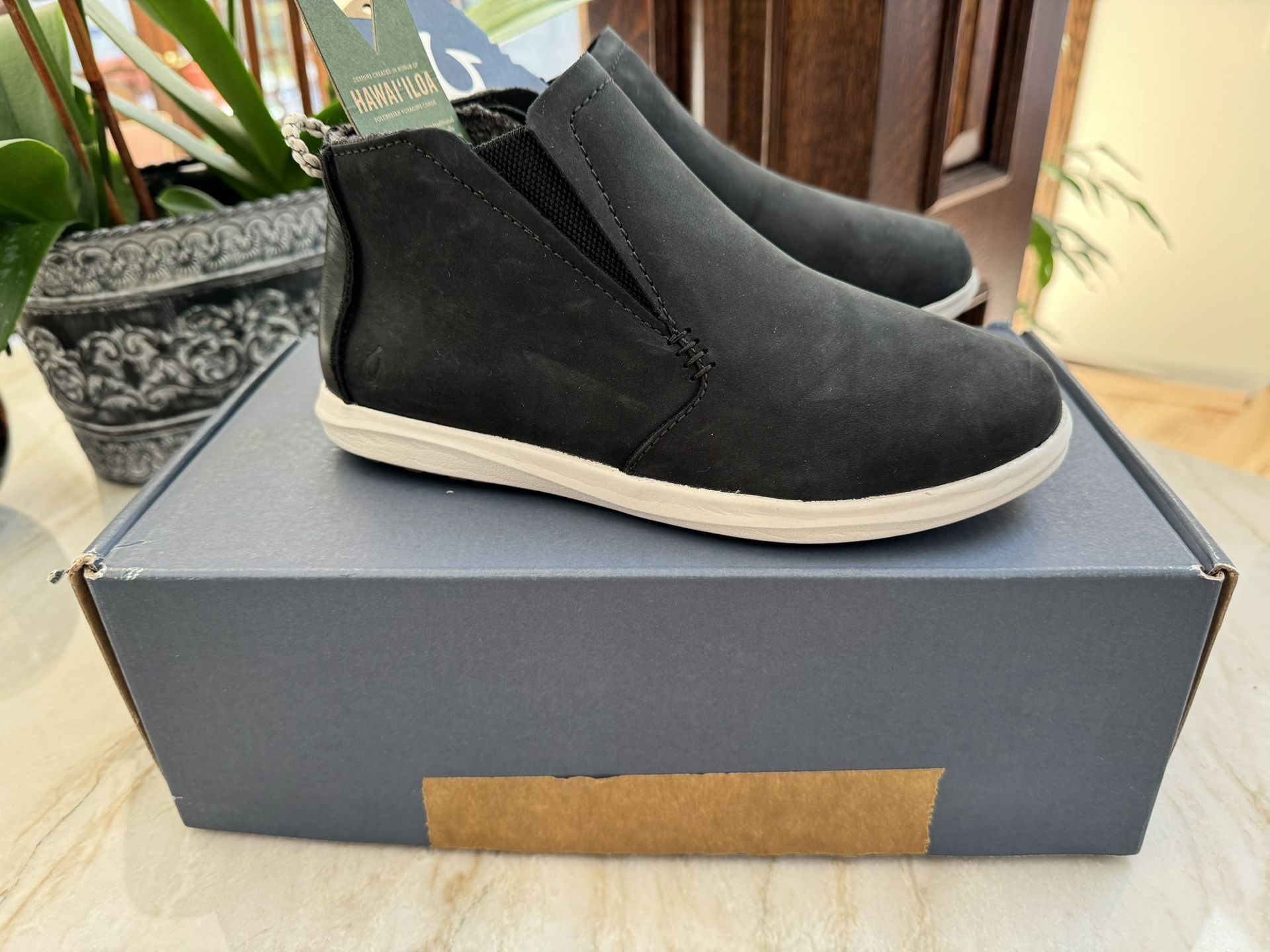 Olukai Women’s (size 5) Black Boot