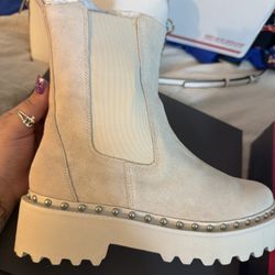 New In Box Vince Camuto Milky White Verona VC- Meendey Size 8.5 Retail $195.00