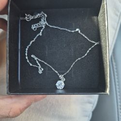 Chain is Sterling silver.
And diamond Moissanite