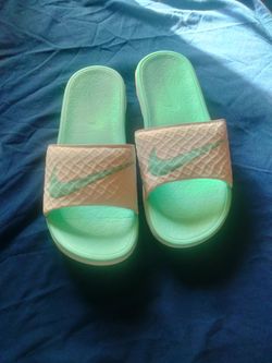 Wiman Nike Benassi Slide Sandals size 9