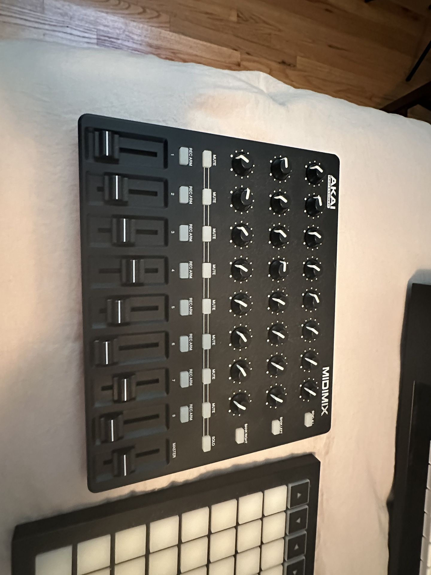 Akai Midi mix 8 Channel