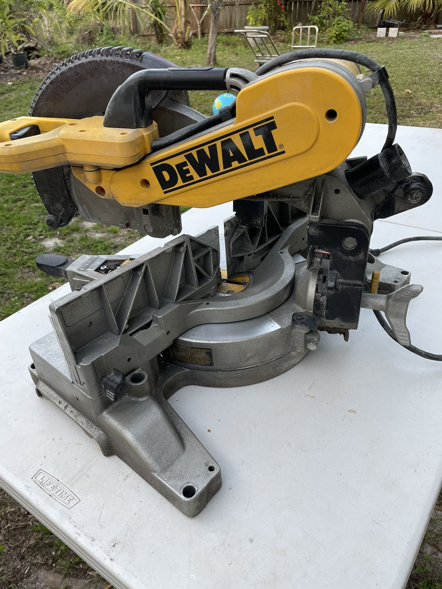 DEWALT Saw