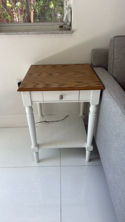 Set of 2 side tables