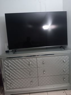 Se vende cajonera y tele