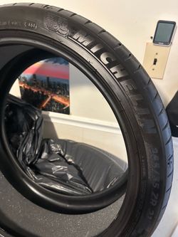 Tesla model S Plaid Summer Tires - Used about 500miles Set of 4)”