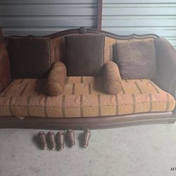 7 Ft Long Tan Brown Wooden Legs Couch N Throw Pillows Great Condition Cozy