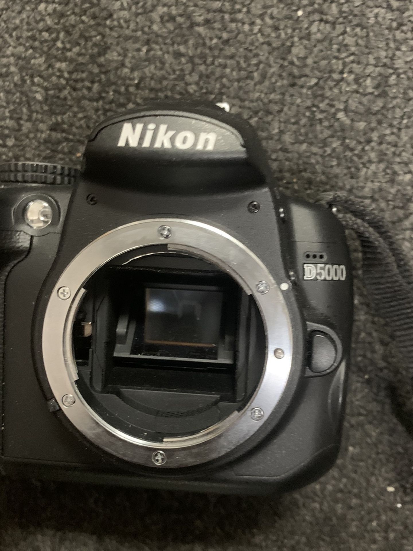 Nikon Camera D5000 Won’t Turn On As Is.