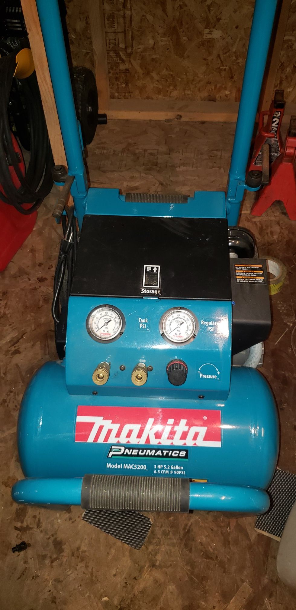 Makita 3HP 5.2 gallon air compressor