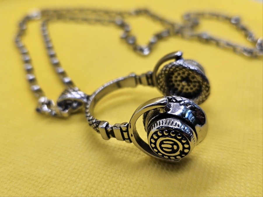 Stainless steel chain with headphones shaped pendant