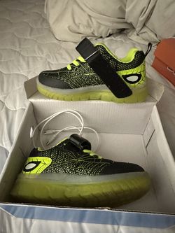 YUNICUS Light-up Shoes