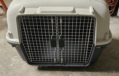 SPORT PET Designs Double Wire Door Plastic Kennel