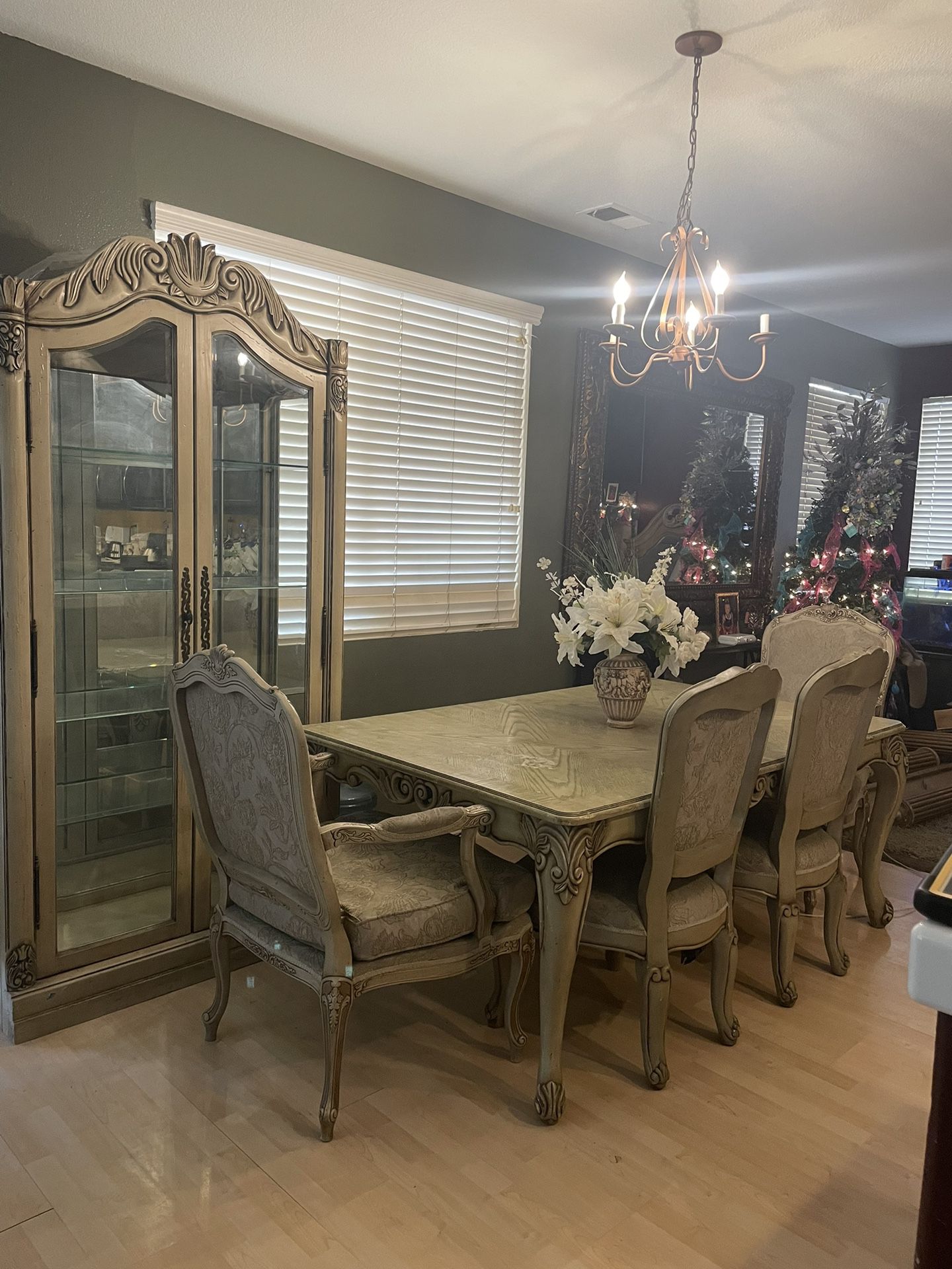 Dining Table Set & Matching Hutch 