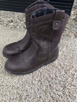 Boys cowboy boots size: 2