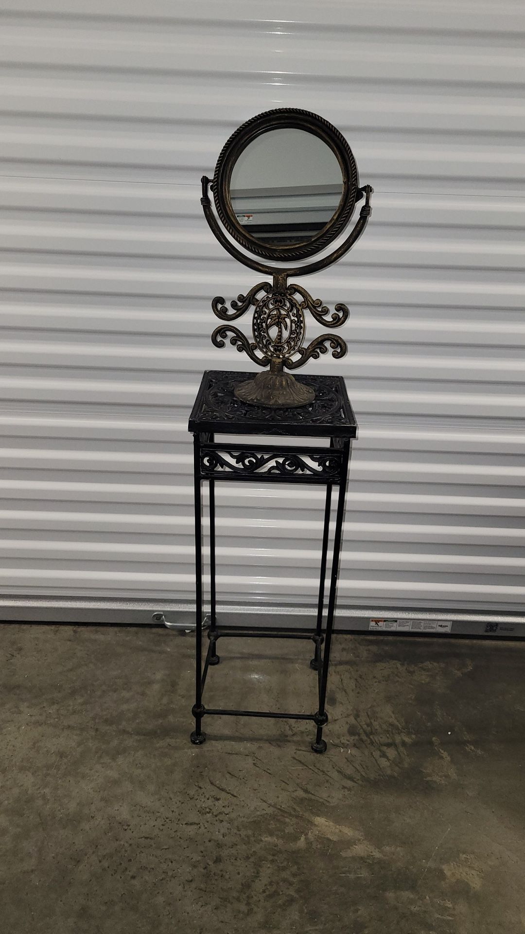 Antique cast iron mirror w/stand Very heavy