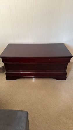 Footbed storage bench