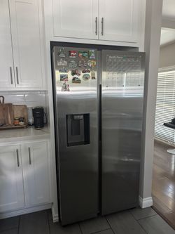 Refrigerator - Samsung 27.4 cu. ft. Large Capacity Side by Side