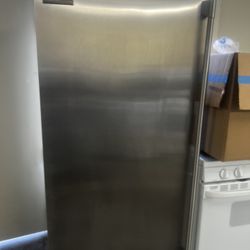ELECTROLUX UPRIGHT FREEZER WITH INTERNAL ICE MAKER