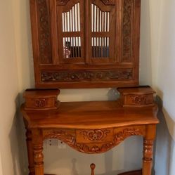 Beautiful 2 Piece Side Table and Mirror 