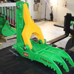 Mini Excavator Caterpillar CAT-305 Manual Thumb, 11-inch Width.  It Fits with 4-6 Tons. Measures 80"x30"x3 Teeth.