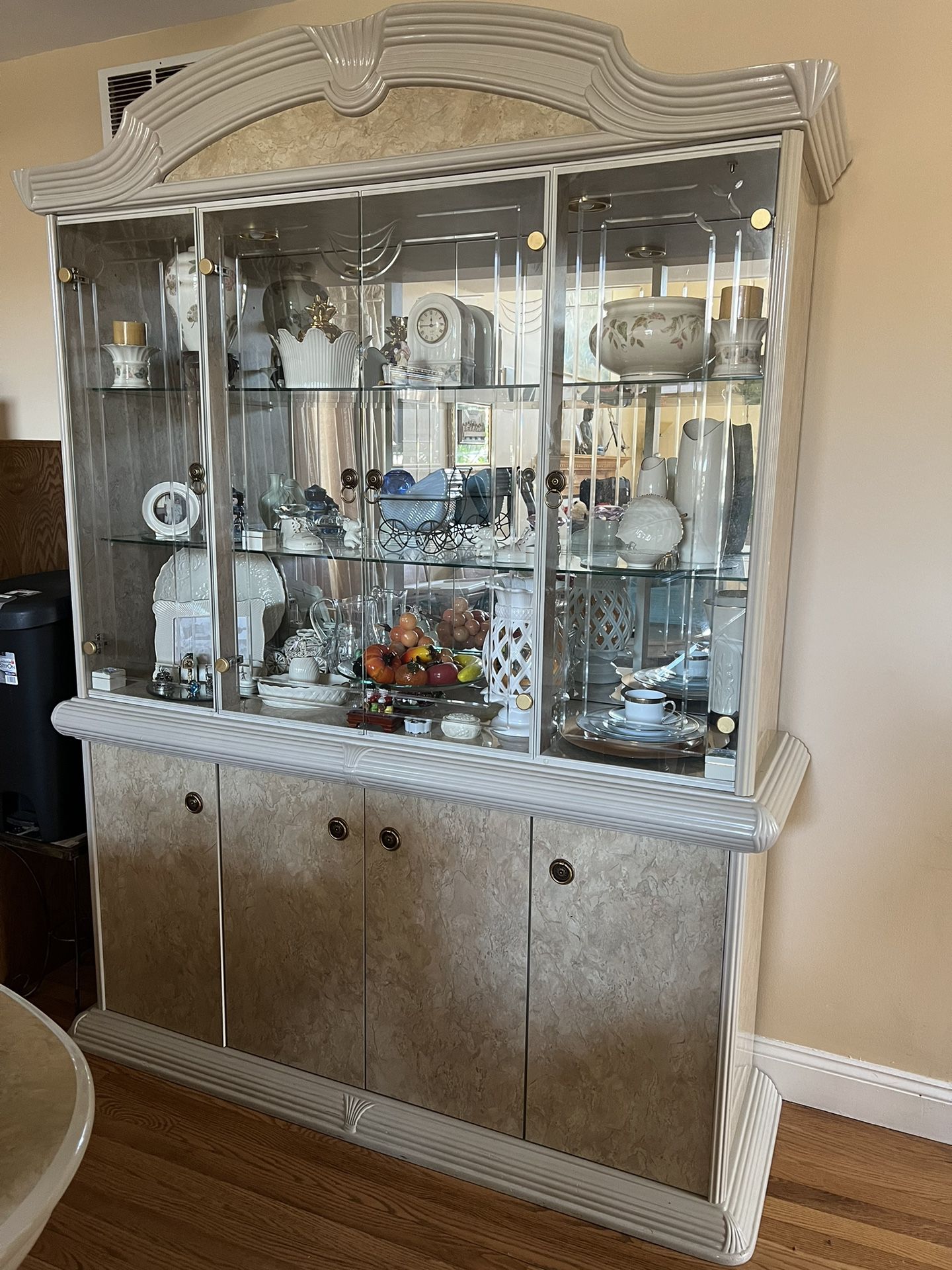 Dining Room Set w/ Matching Hutch - Pick Up Only In Mahopac 