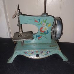 Vintage Lindstrom Sewing Machine 