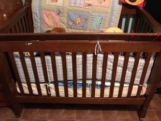 Vendo la cuna de mi niño en 100 completa con su colchón ortopédico y el juego colchas