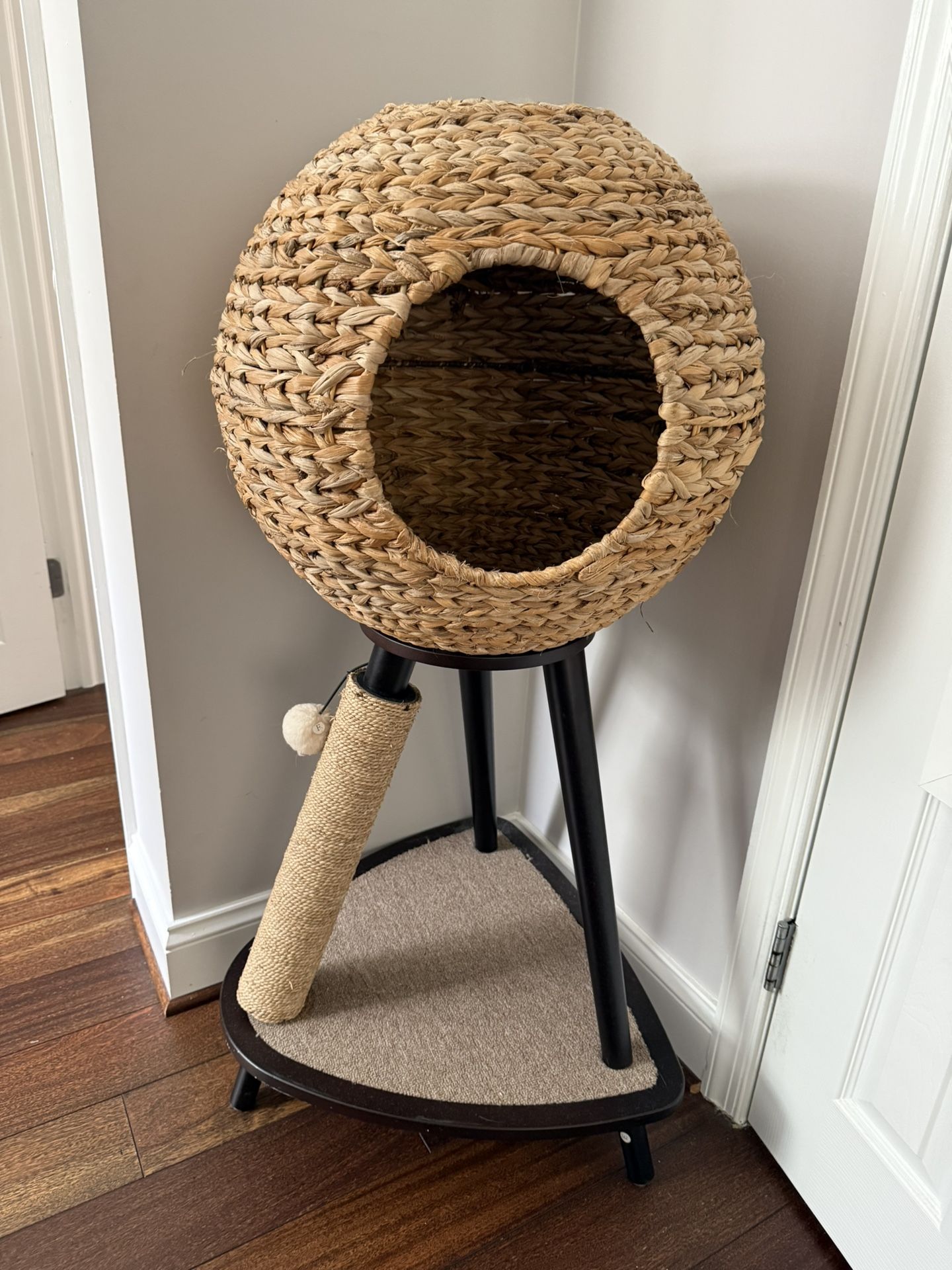 Cat House / Cat Condo And Scratch Post