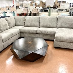 New Ashley Sectional 🔥🔥 AVAILABLE NOW 