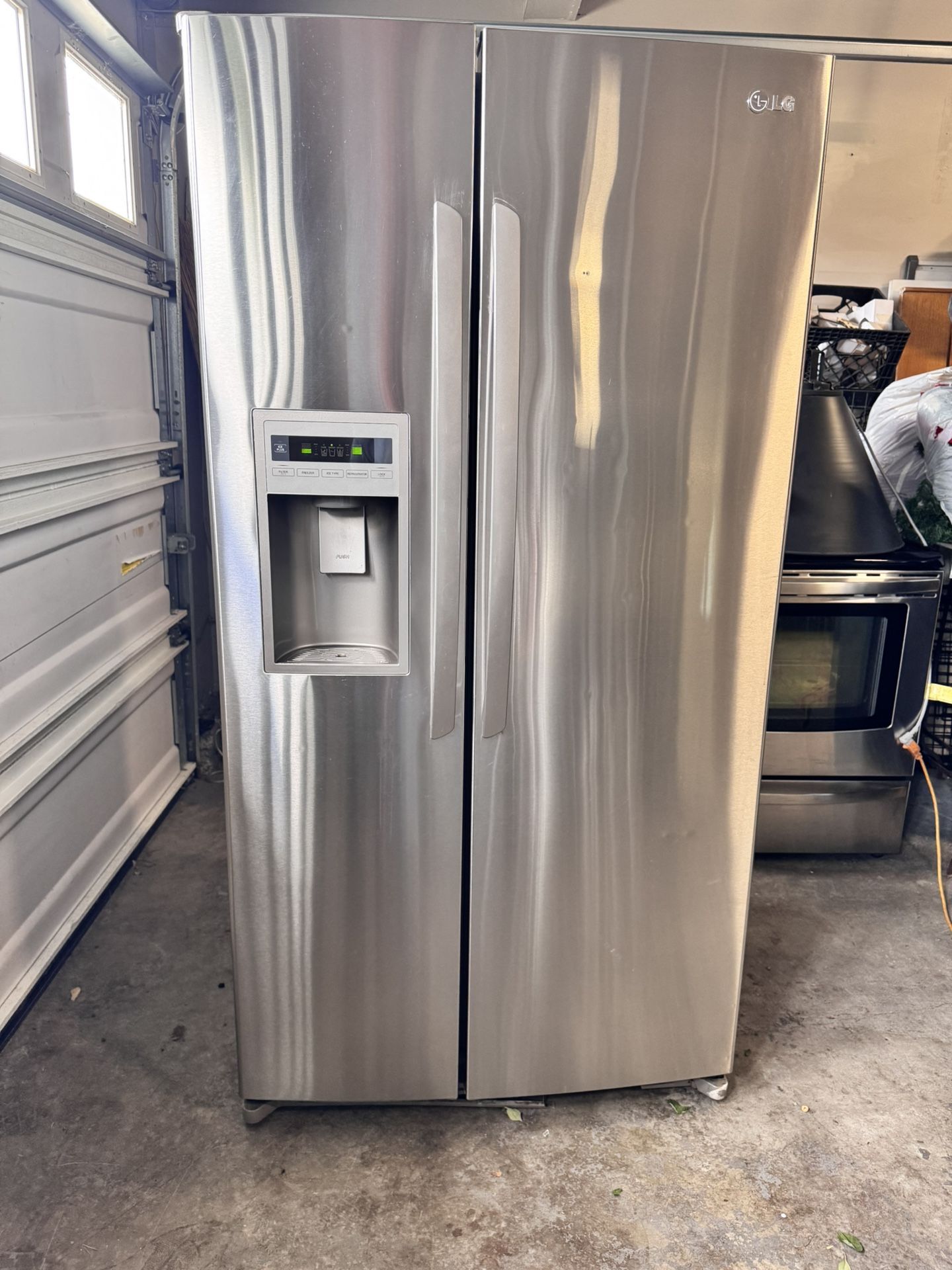 The LG LSC27914ST is a 26.5 cu. ft. side-by-side refrigerator known for its large capacity, efficient design, and features like the SpacePlus™ Ice Sys