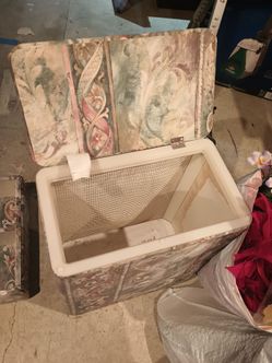 Decorative laundry hamper/bin