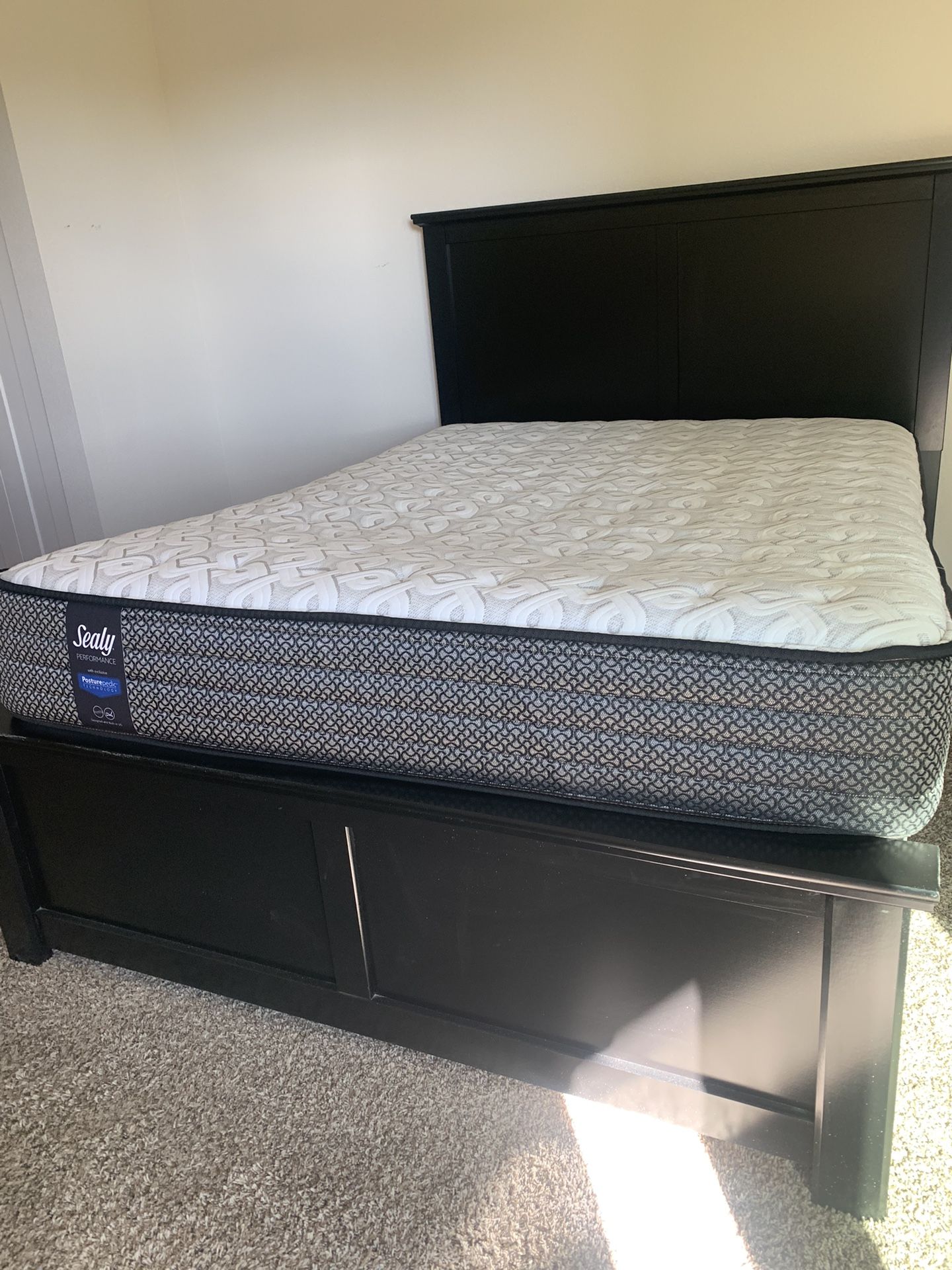 Queen Bed  Sealy Mattress Box’ Spring