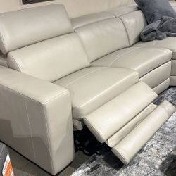 Texline6-Piece Power Reclining Sectional
Ashley Furniture$20 Down Payment and delivery available 