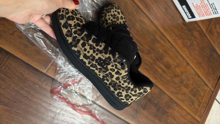Women’s sneakers size 7