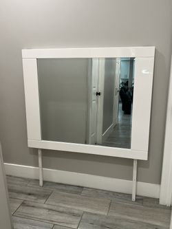 White mirror Legs can be removed and hang on wall 