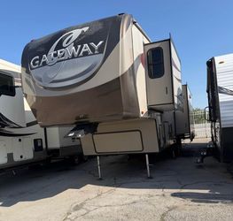 2016 Heartland Gateway Fifth Wheel/ Rv / Travel Trailer