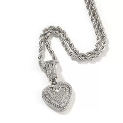 Best-selling sugar-coated heart-shaped pendant with unique design. Copper-plated with zirconium stones. Luxurious hip-hop style jewelry for women.