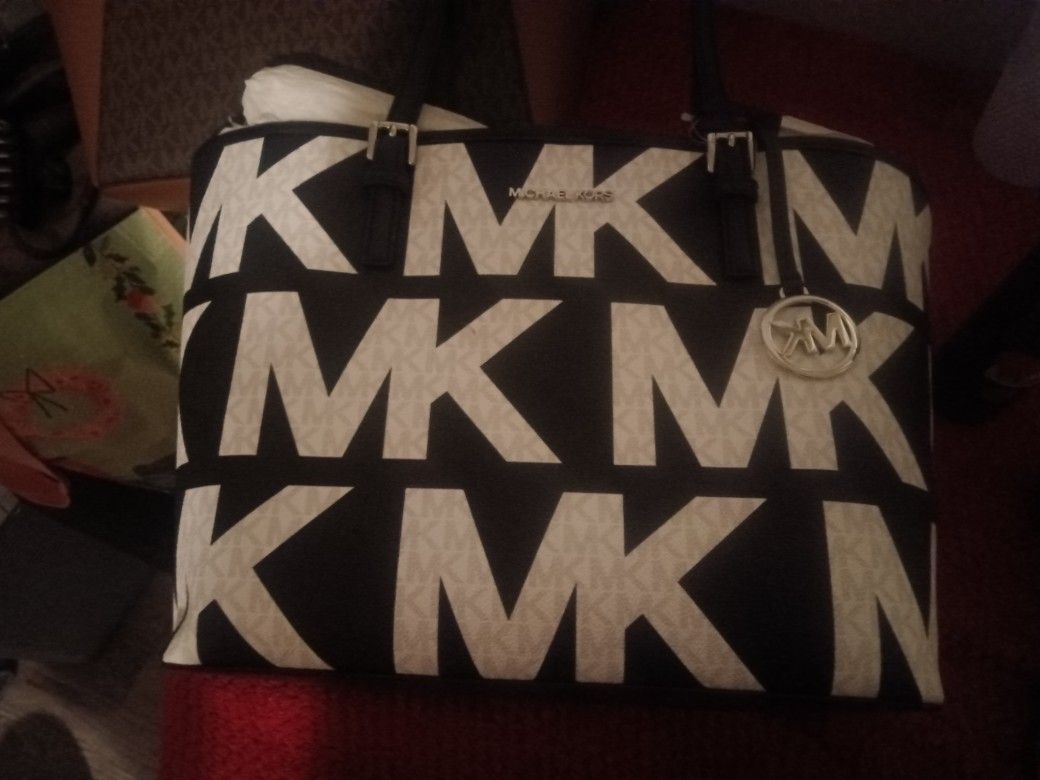 HUGE BRAND NEW PURSE COLLECTION 