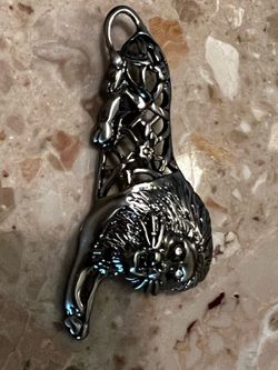 Lion pin