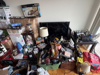 Moving sale-Everything Must Go. “Todo el lote en venta – A un precio menor que su valor comercial.”