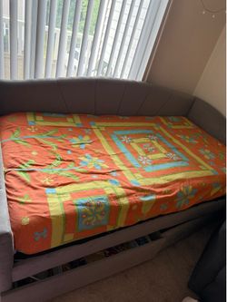 Twin Size Day Bed ( Move out sell- low price)