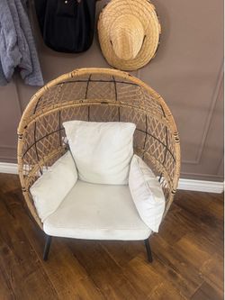 Wicker lounge chair