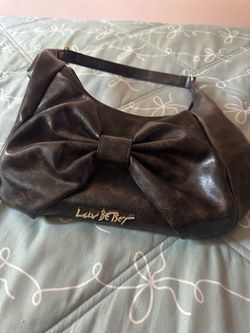 Luv Betsy Bow