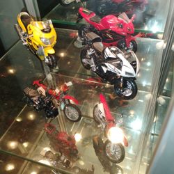 Motorcycle Show Case 11 Bikes Toys Diecast Collection CBR Monkey Crf F4i Blackbird Harley Davidson 