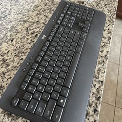 Logitech Keyboard + Mouse Wireless 