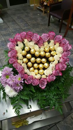 Chocolates y rosas en forma de corazon