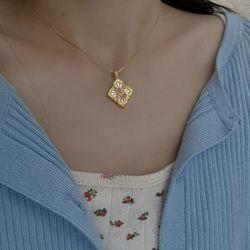 18K Gold Clover Mother of Pearl Pendent Charm