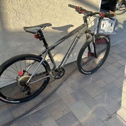 Specialized RockHopper Mountain Bike 26in Rims 43cm