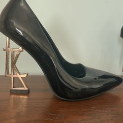 Black Point Shoe With Gold Heel Size 7 (size 5 UK