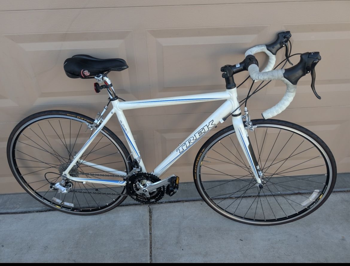 700x25c. TREK UNISEX ROAD RACING BIKE. (19.5"). ALUMINUM & CARBON. FRESHLY TUNE UP. 👌🏼